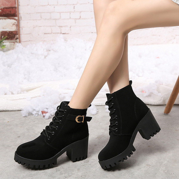 Női alkalmi csizma szürke és fekete színben, fűzővel