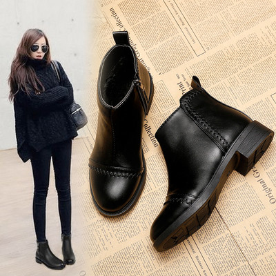 Κομψές γυναικείες μπότες σε μαύρο χρώμα