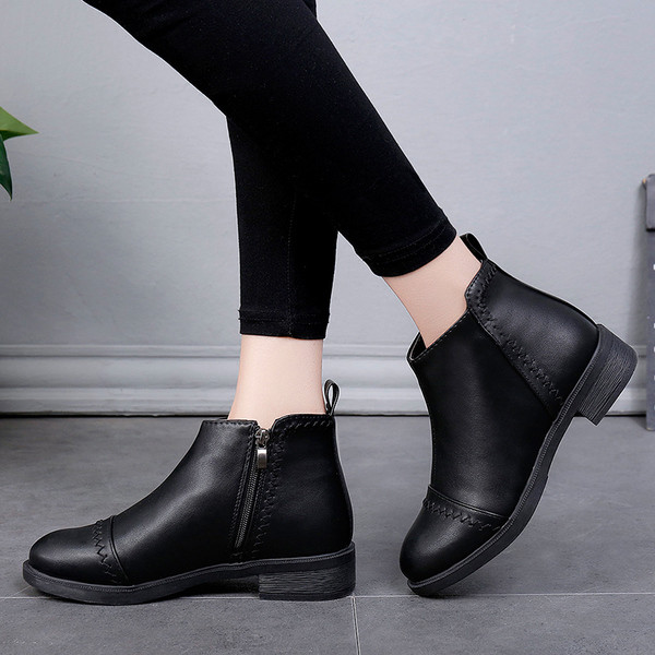 Elegáns női csizma fekete színben