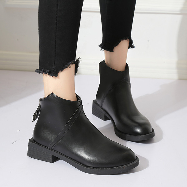 Elegáns női csizma fekete színben