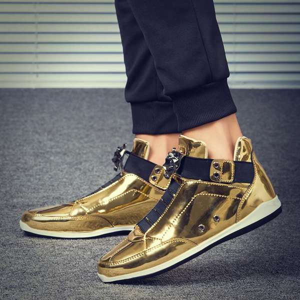 Modern férfi tornacipő fényes felülettel, fém díszítéssel több színben