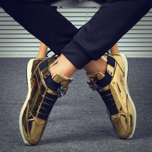 Modern férfi tornacipő fényes felülettel, fém díszítéssel több színben