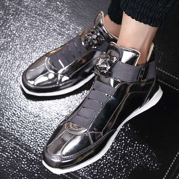 Modern férfi tornacipő fényes felülettel, fém díszítéssel több színben