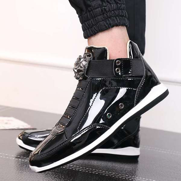 Modern férfi tornacipő fényes felülettel, fém díszítéssel több színben