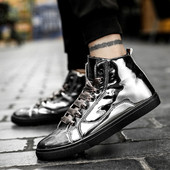 Lakkozott férfi tornacipő fekete és szürke feliratokkal a nyakkendőn