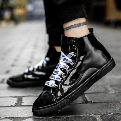 Lakkozott férfi tornacipő fekete és szürke feliratokkal a nyakkendőn