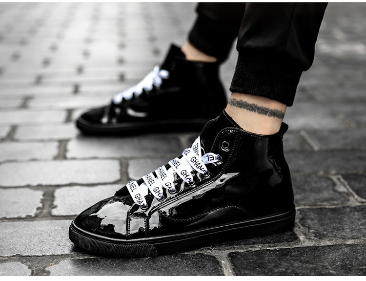 Lakkozott férfi tornacipő fekete és szürke feliratokkal a nyakkendőn