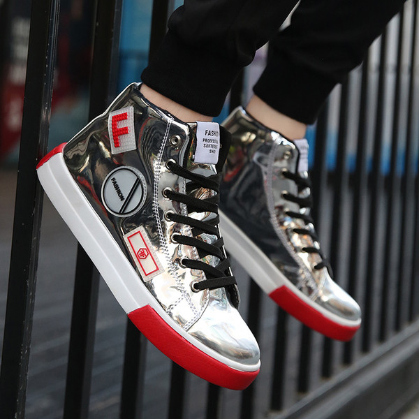 Modern férfi tornacipő lakkozott felülettel, három színben