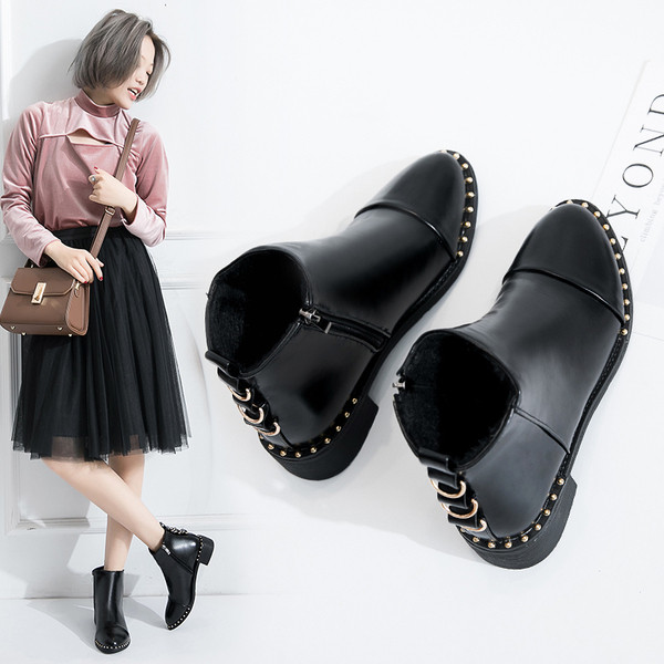 Fekete színű női csizma fűzővel