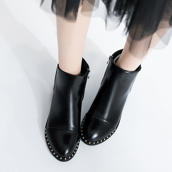 Fekete színű női csizma fűzővel