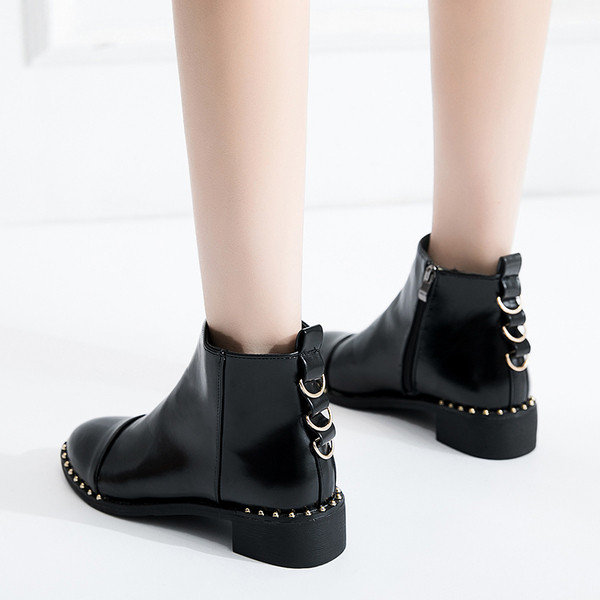 Fekete színű női csizma fűzővel