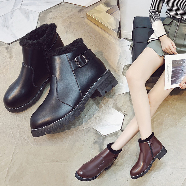 Női csizma csattal, két színben