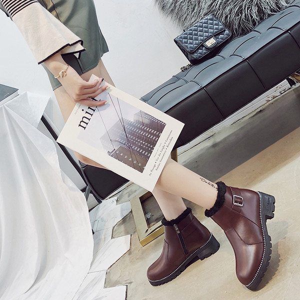 Női csizma csattal, két színben