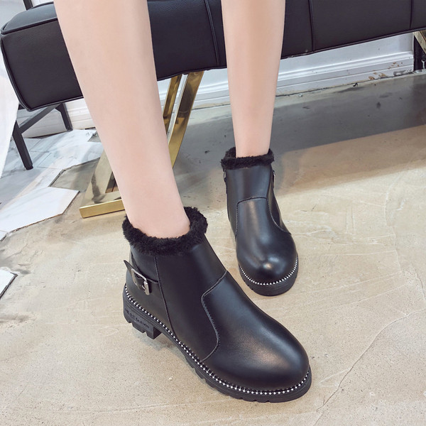 Női csizma csattal, két színben