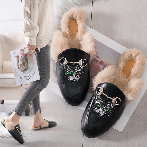 Modern női cipő fekete pehellyel