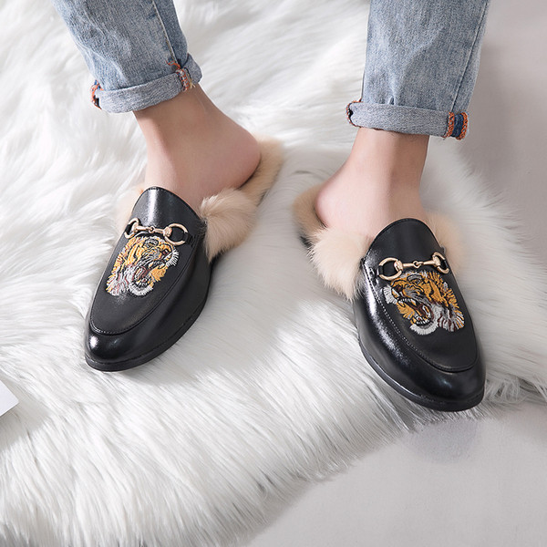 Modern női cipő fekete pehellyel