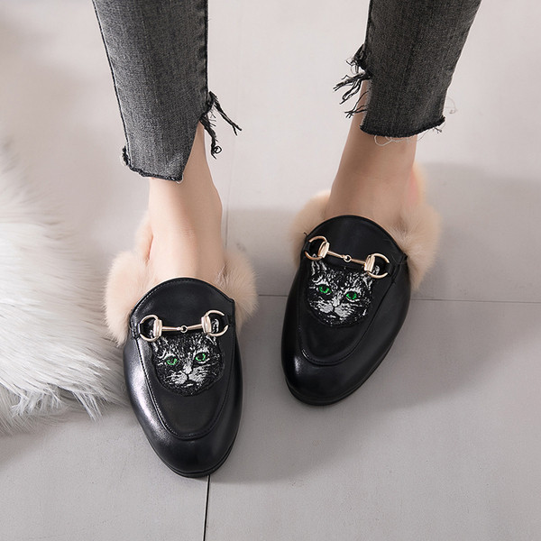 Modern női cipő fekete pehellyel