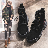 Extravagáns női csizma három színben