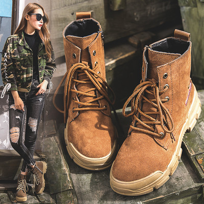 Extravagáns női csizma három színben