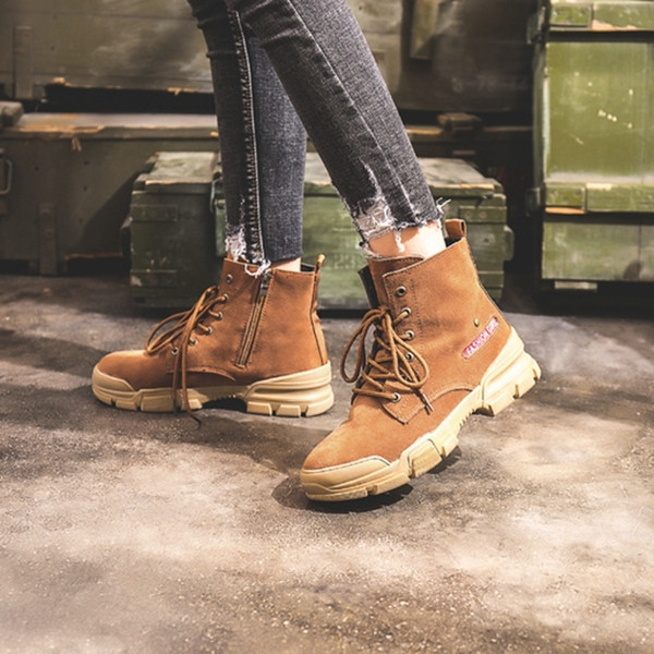 Extravagáns női csizma három színben