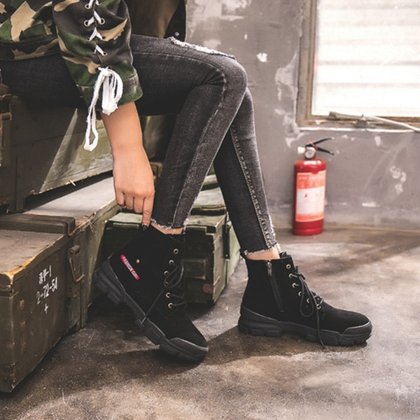 Extravagáns női csizma három színben