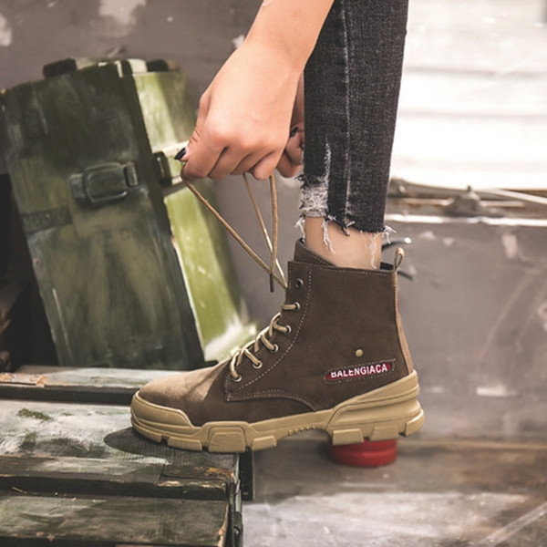 Extravagáns női csizma három színben