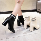 Stílusos női sarkú csizma két színben, feliratokkal