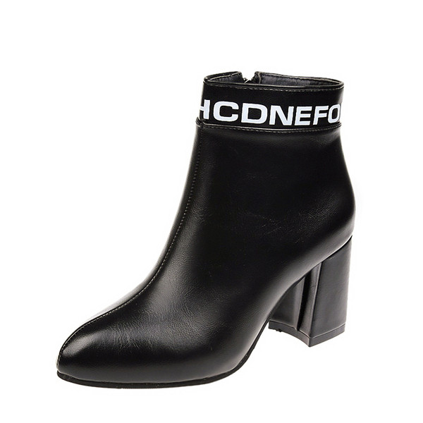 Stílusos női sarkú csizma két színben, feliratokkal