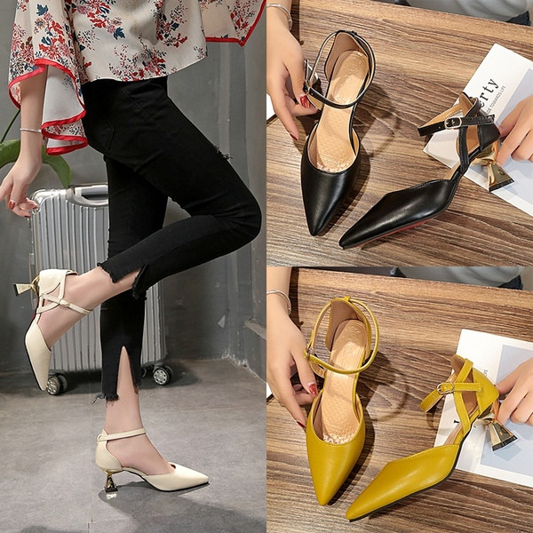 Női cipő extravagáns sarokkal, három színben