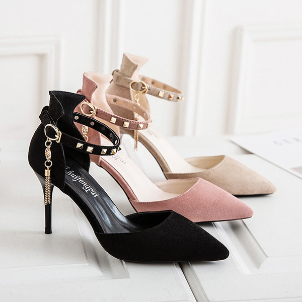 Női magas sarkú cipő medállal több színben