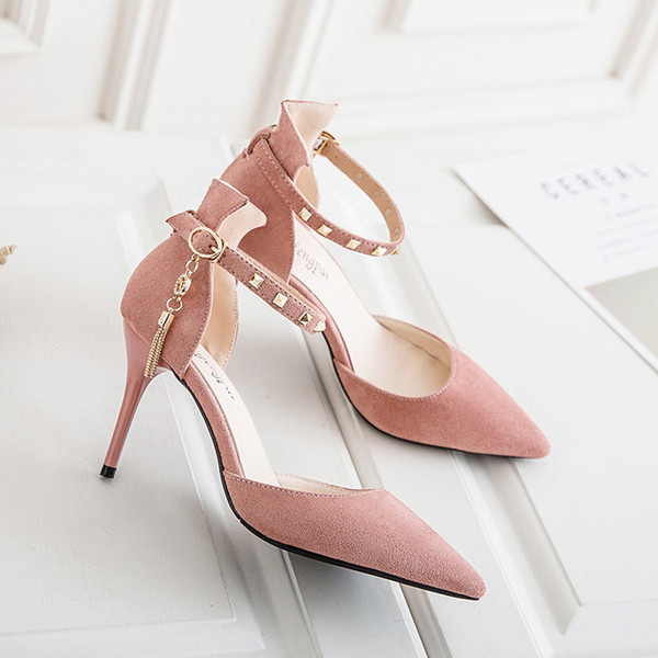 Női magas sarkú cipő medállal több színben