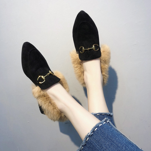 Női hegyes cipő pehellyel, két színben