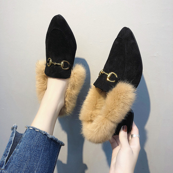 Női hegyes cipő pehellyel, két színben