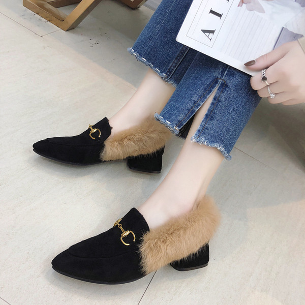 Női hegyes cipő pehellyel, két színben