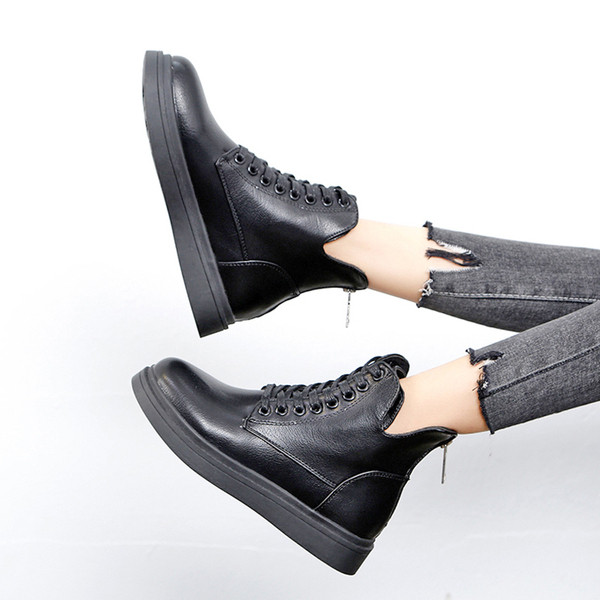 Γυναικείες casual μπότες σε λευκό και μαύρο χρώμα