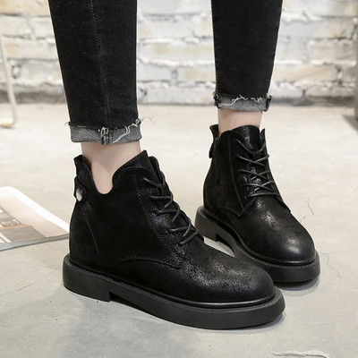 Modern női csizma fekete színben