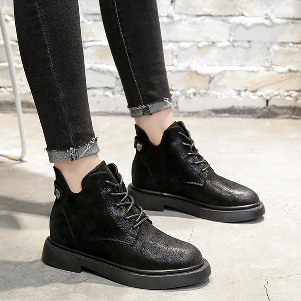 Modern női csizma fekete színben