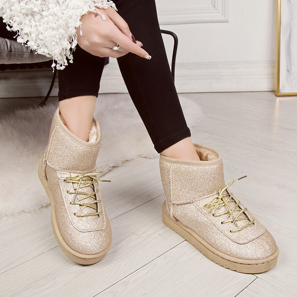 Modern női csizma két színben fűzős