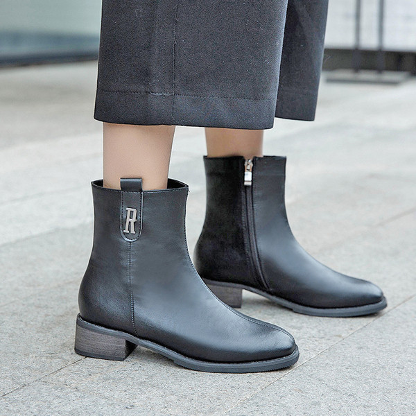 Női csizma fekete színben, öko bőrből