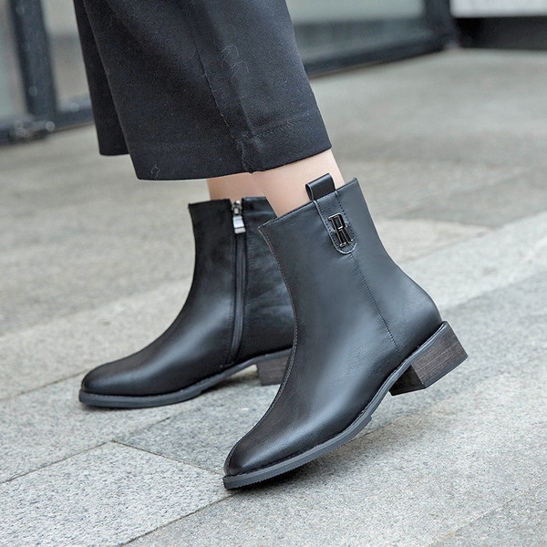 Női csizma fekete színben, öko bőrből