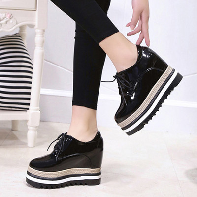 Дамски лачени обувки в черен цвят с висока подметка