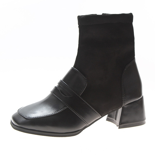 Fekete színű női csizma sarokkal
