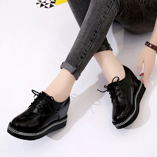 Női modern lakkcipő két színben