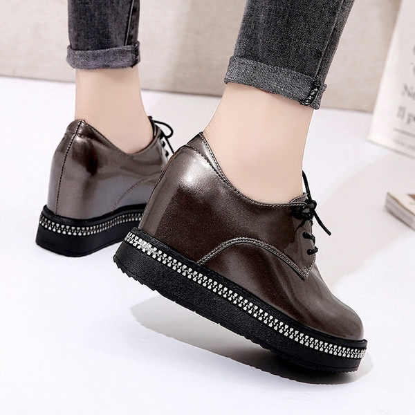 Női modern lakkcipő két színben