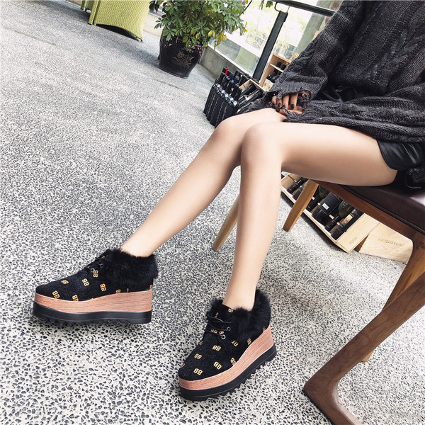 Elegáns női cipő magas talppal