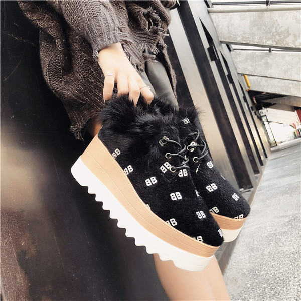 Elegáns női cipő magas talppal