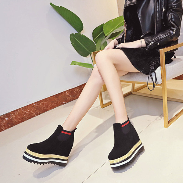 Modern női magas talpú csizma két színben