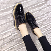 Modern női cipő fekete színben, magas talppal