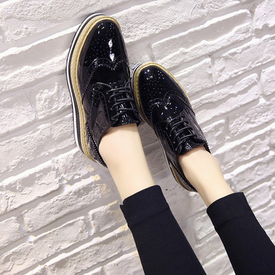 Modern női cipő fekete színben, magas talppal