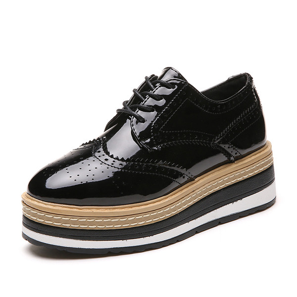 Modern női cipő fekete színben, magas talppal